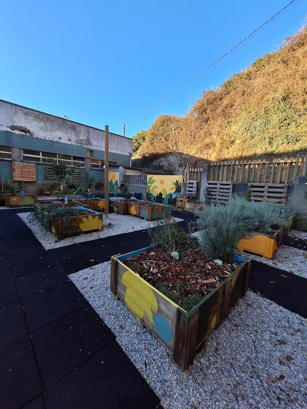 huerto-jardin-del-ceip-jovellanos-vegadeo-intervencion-y-mural